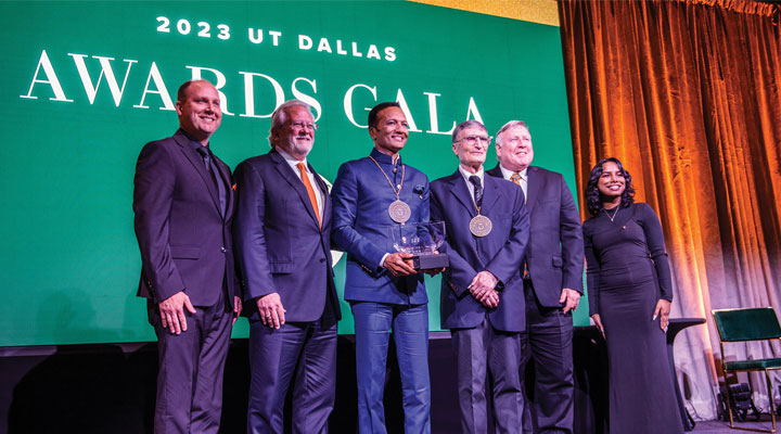  Lifetime Achievement Award recipient Naveen Jindal, MBA’92, is honored by UTD leaders